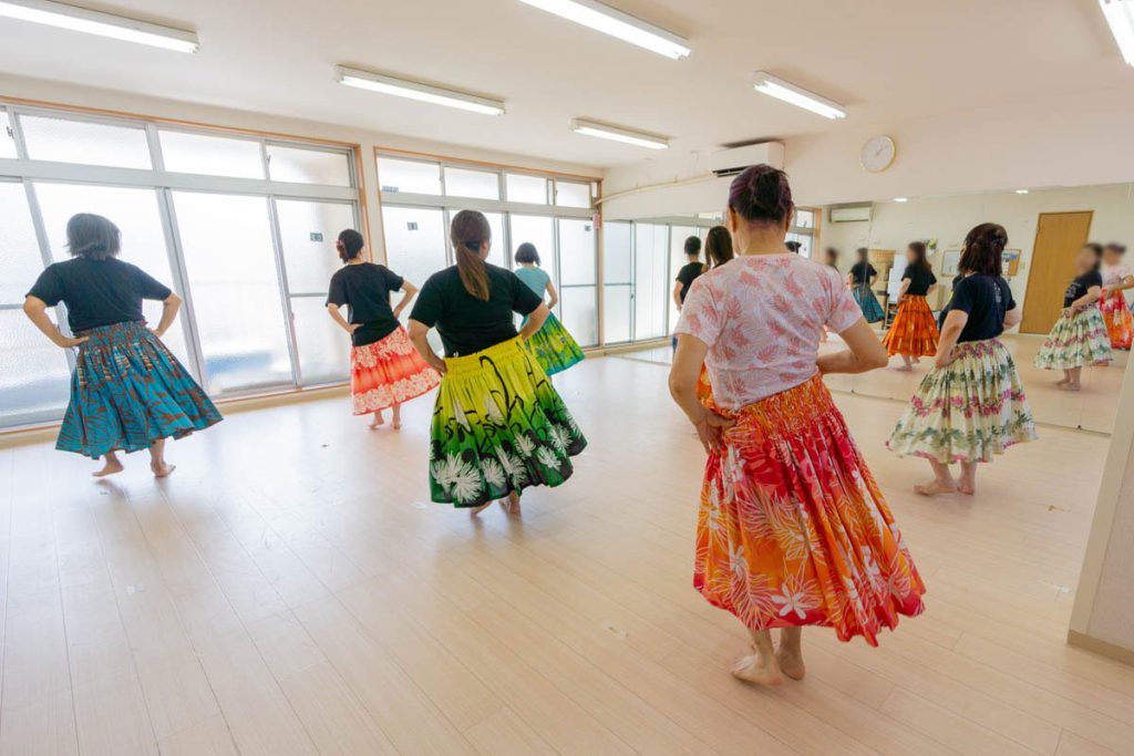大人クラスの生徒が揃って踊る様子