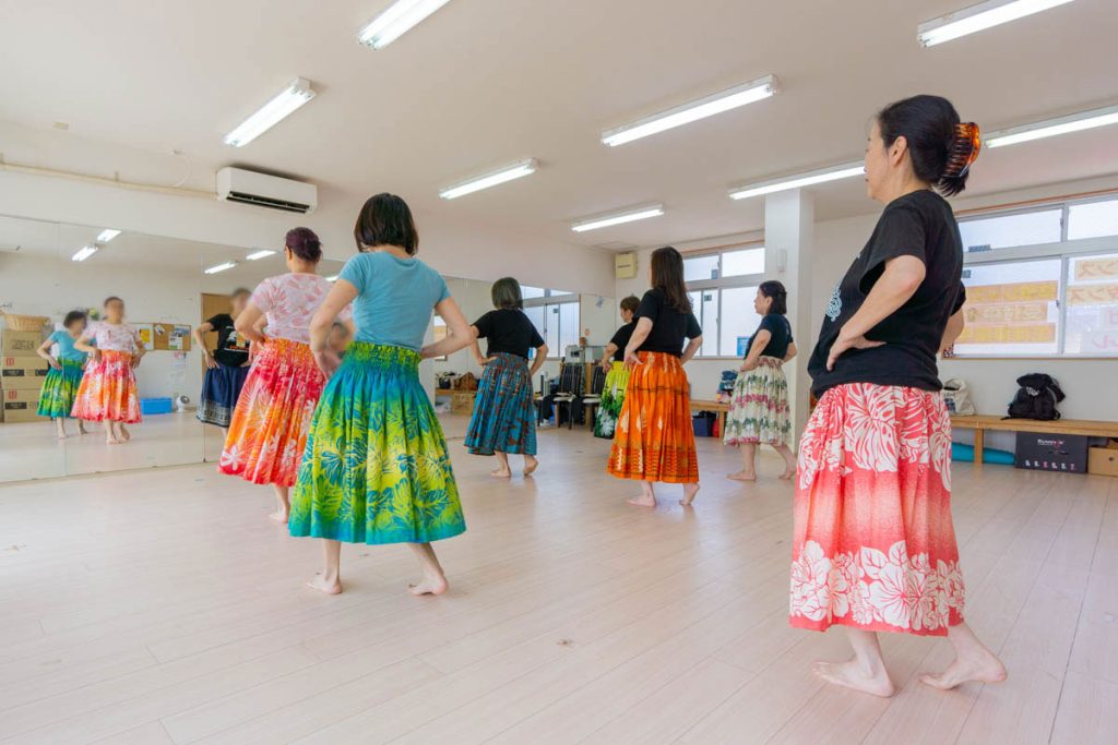 鏡に向かい、同じ方を向いて踊る大人クラスの稽古